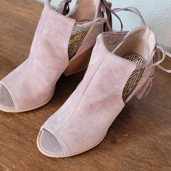 Taupe peep toe heel by Maurices size 5 - Picture 8 of 9